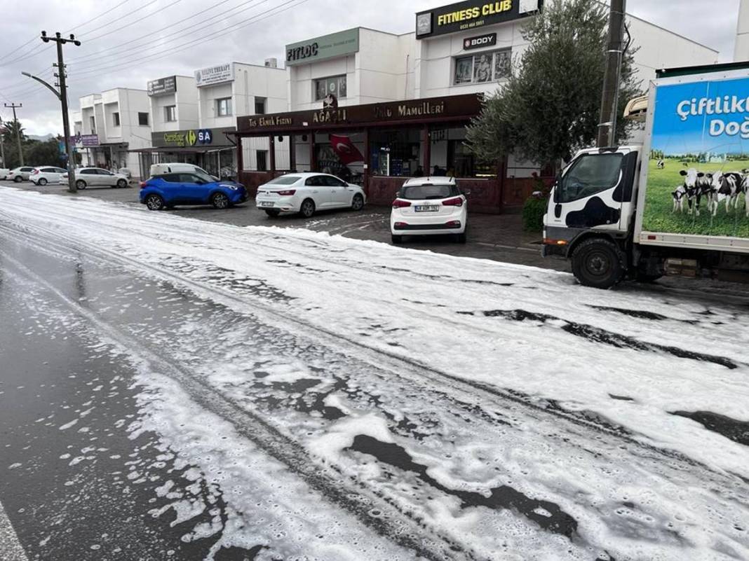 Önce tuhaf bir koku yayıldı, sonra köpükler ortaya çıktı! Mahalleliyi endişelendiren anlar 16